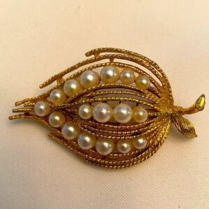 Vintage Lisner Faux Pearl and Gold Tone Brooch/Pin 1.9" L